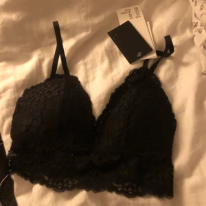 Spetstopp från h&m - Svart spetstopp från h&m aldrig använd med prislapp kvar! Frakt kostar ingår ej💓💓