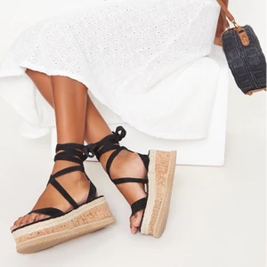 Espradille platform skor i strl 38 - Super snygga espradilles skor som tyvärr inte kommer till användning då jag har ett par liknande. Använda 1 gång så i principt nya! 