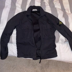 Stone island overshirt - Svart stone island overshirt i storlek S. Låda finns kvar och den köptes förra sommaren. Den är hel och har inga fläckar. Två bröstfickor och knappreglage vid slutet av ärmarna 