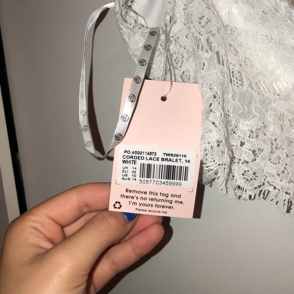 Oanvänd vit spets bralette från missguided. I sin originalpåse. Tyvärr för tunna band för min smak, därav säljes. Otroligt fin i modellen med spets undertill & dragkedja baktill. Strl 42. Toppar.