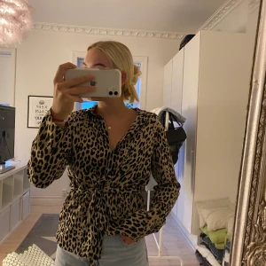 Blus - Superfin leopardblus som tyvärr inte kommer till användning. Frakten ingår ej i priset❤️