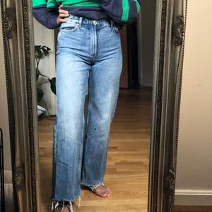 Raka jeans från Monki. Har klippt dessa längst ner och jag är 156 cm.😌  Har knappt skönt dessa tyvärr och nu är dom tyvärr för små. Strl. 34 ✨
