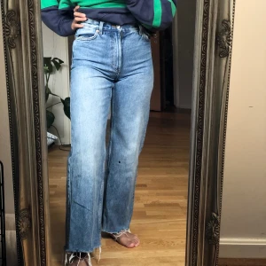 Raka jeans - Raka jeans från Monki. Har klippt dessa längst ner och jag är 156 cm.😌  Har knappt skönt dessa tyvärr och nu är dom tyvärr för små. Strl. 34 ✨