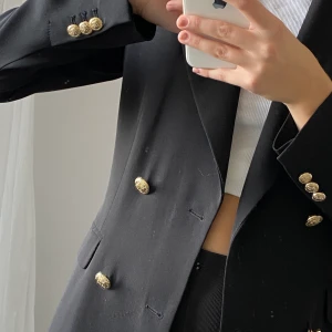 En lång kavaj  - En lång kavaj som både passar som en jacka i storlek xs men funka även i S 