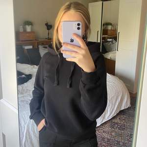 Jätteskön svart hoodie från Gina Tricot. Köparen står för frakt😋✨