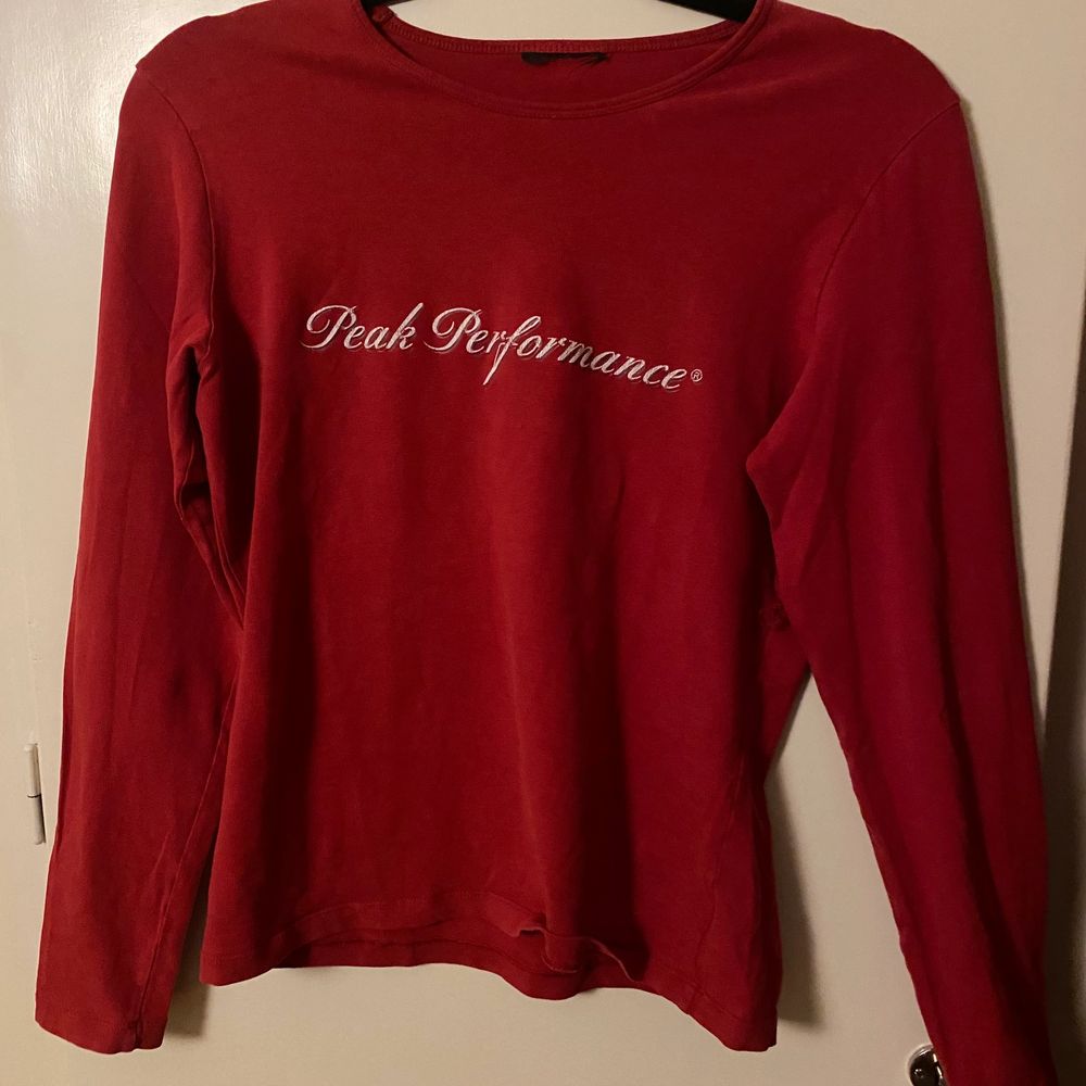 Vintage röd långärmad tröja från Peak Perfomance. Strl S/M, lappen är bortklippt och trycket är lite slitet men själva tröjan är i gott skick. Buda i kommentarerna!. Toppar.