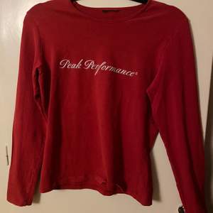Vintage röd långärmad tröja från Peak Perfomance. Strl S/M, lappen är bortklippt och trycket är lite slitet men själva tröjan är i gott skick. Buda i kommentarerna!