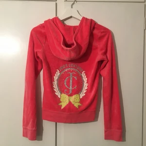 Juicy couture kofta - Superfin juicy couture kofta, i nyskick! Den är strl XL i barnstorlek så det motsvarar ungefär en XS/S💞ev. Budgivning avslutas på söndag:)
