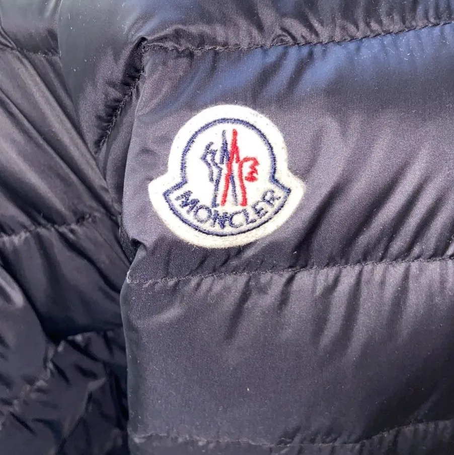 Säljer min moncler jacka i modellen Lans i storlek 2 vilket motsvarar en S. Inköpt på Nk och kvitto finns kvar. Jackan är använd ett fåtal gånger så den är som ny!  Kan mötas upp i Stockholm eller så kan den fraktas och då står köparen för frakten (63kr) . Jackor.