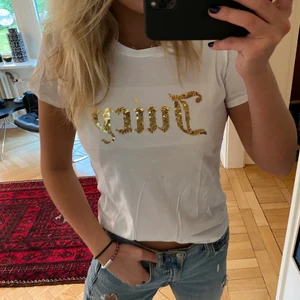 Juicy tröja - Säljer en mycket fin tröja från Juicy Couture. Köpt för ca 1 500kr på Jackie i Stockholm. Det som ser ut som en vit ”ruta” bakom texten går att ta bort, knappt använd så inte hunnit göra det.💕