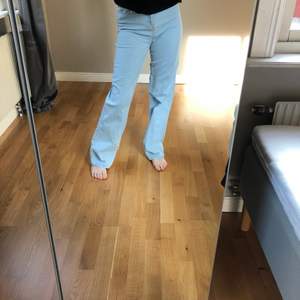 Fina populära jeans från Madlady. Gillar dessa väldigt mycket men tyvär inte min stil eller så längre. Kan gå ner i pris vid snabb affär. Möts upp i Stockholm eller skickar mot frakt. Jag är ca 164 cm lång.