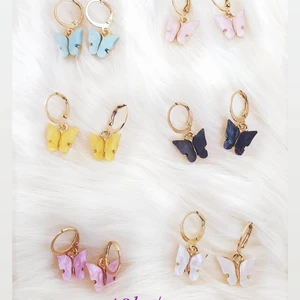 Butterfly earrings  - Sälja fjäril örhängen 40kr/st eller 100kr för ett set (både Halsband och Hörsägen) det finns i olika färger som mörk rosa, ljus rosa, vit, blå, svart och gul. Det finns ett par av varje färg! Frakt är 10kr ❌SLUTSÅLD- blå Örhängen, vita Örhängen, ljus rosa örhängen, mörk rosa, svarta❌