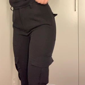 byxor - sjukt jävla snygga byxor ifrån bikbok i storlek 34 men sitter på mig som har 36, använda bara ca 2 gånger då jag bytte stil mitt från ingenstans!! 