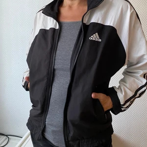 Vintagejacka från Adidas - 🤍 Vintagejacka från Adidas i svart och vit. Supersnygg till ett par vida jeans. Passar XS-S. Jag betalar halva frakten. 🤍
