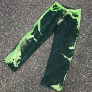Batik gröna jeans - Dessa är gjorda av mig. Superfräcka 🐸 Skulle säga att de sitter som W30L30