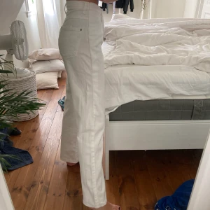 snygga vita raka jeans! - säljer dessa snygga raka jeans! oklart med storleken då de är insydda i midjan så de passar mig som har 34/24/XS💕💕 jag är 165cm.. frakt tillkommer