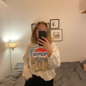 Sweatshirt retro - Köpt på beyond retro för 300kr för ca ett år sedan, i samma skick som när jag köpte den. Lätt material, skön och funkar både som mjukiströja och till vardags. Vet ej storlek då det inte står men jag är S/M så skulle kanske gissa på L? Lägg bud i kommentarerna :)