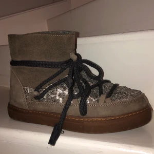 Inuikii - Äkta Inuikii, köpta på NK. Lägg ett bud i kommentarerna :) Budgivningen avslutas 18/9 kl 20:00 om inte budgivningen passerar 850 kr, då säljs de direkt. Högsta bud just nu: 550kr+ frakt 