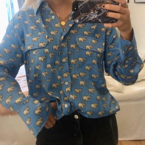 Skjorta - Säljer min super fina och mysiga skjorta/blus från Zara, den är i bra skick 🌸💖💞💞 den är S men lite oversized!