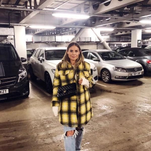 Populär Tweed Coat i nyskick  - Slutsåld kappa/jacka från bikbok. Endast använd 2 ggr, som nyskick. Bild lånad från Maja Nilsson Lindelöf) Jag säljer den för 390 kr (nypris 899) Jag kan mötas upp i Göteborg eller skicka där du står för frakten. 