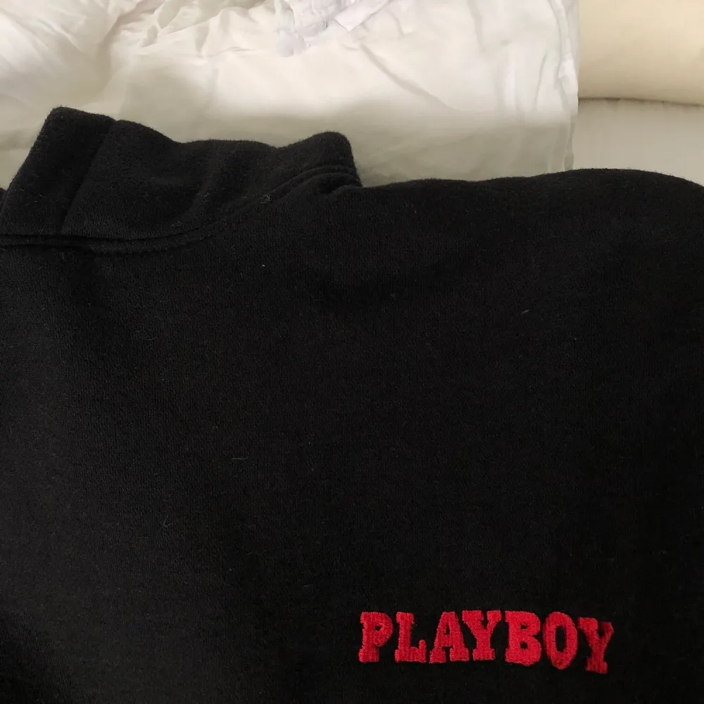 Denna coola oversized hoodie med det snygga Playboytrycket på ryggen! Endast testad sedan aldrig använd. Priset är inkl. frakt! Budet ligger på 450kr!! avslutas i helgen!. Hoodies.