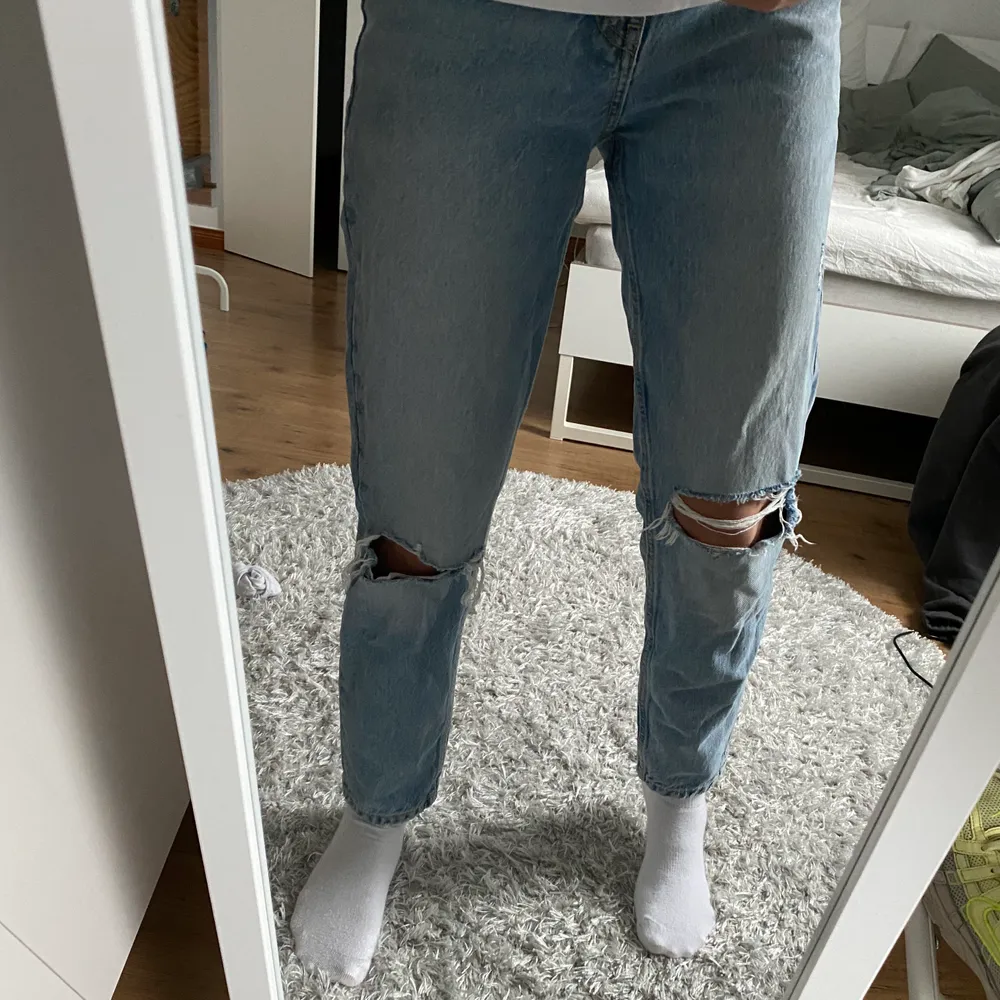 Blå mom jeans super fint skick knappt använda. Två hål på knäna och lite små slitningar. . Jeans & Byxor.