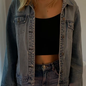 Jeansjacka - Jeansjacka köpt på Beyond Retro för några år sedan, skit snygg men passar inte min stil helt enkelt. Enligt mig den perfekta jeans färgen!! 