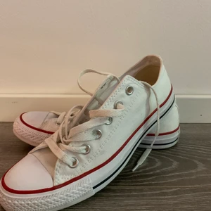 Converse låga vita - Säljer ett par vita låga converse i bra skick. Knappt använda, väldigt fina. Köparen står för frakten. Fraktar endast.