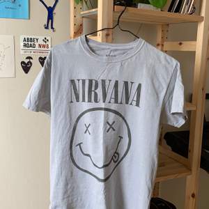 Nirvana t-shirt från pull&bear. Mycket sparsamt använd och i gott skick. Passar XS-M. 