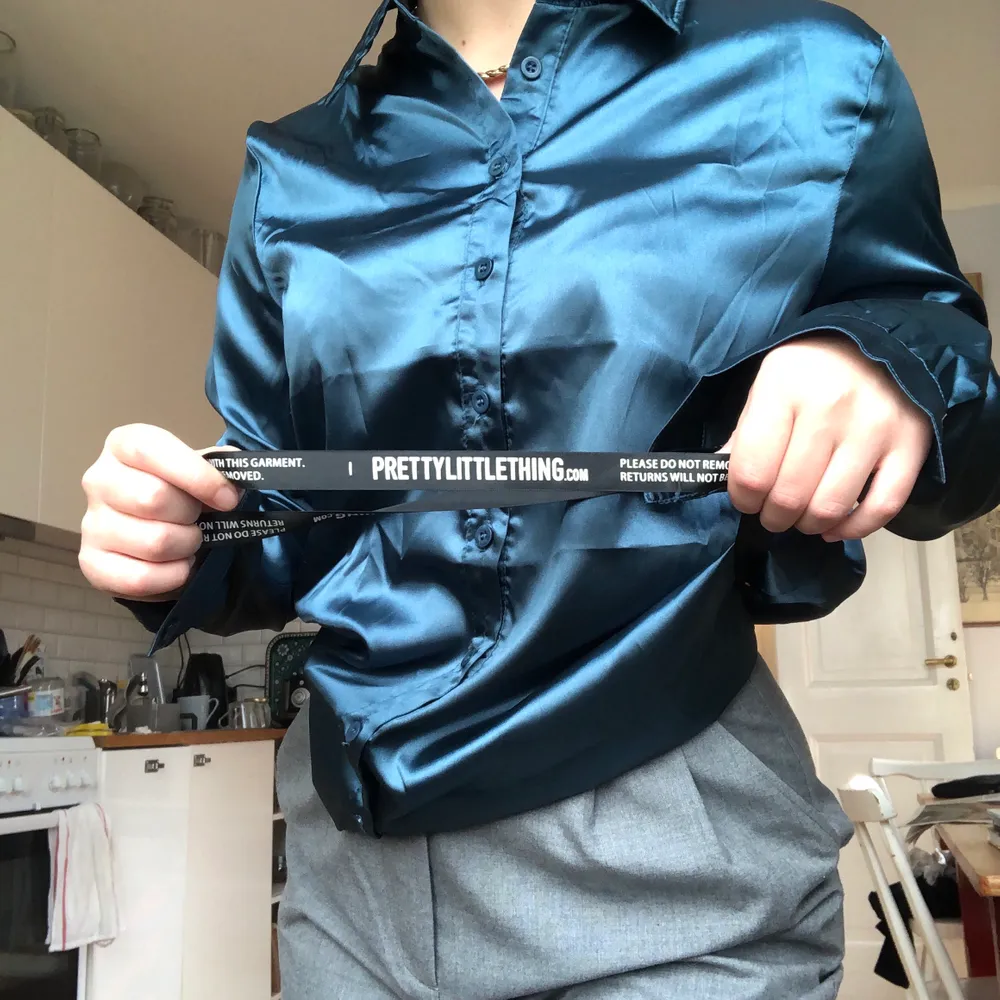 Jättefin satinskjorta från Pretty Little Thing i en blå färg. Modellen är som en vanlig skjorta och tyget är lent och glansigt. Aldrig använd! Lappar och allt kvar 🥰 köpt för 270kr Slriv för fler bilder! GRATIS FRAKT VID SNABB AFFÄR❤️. Paidat.