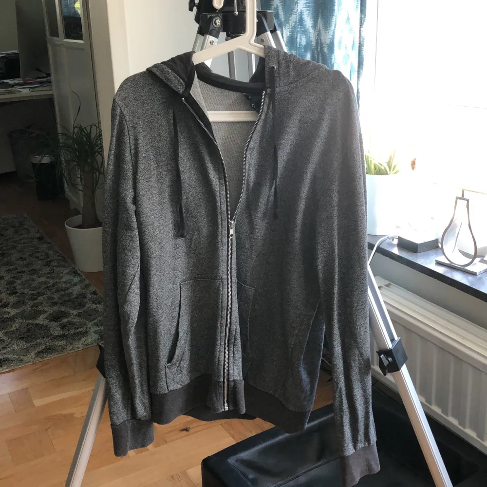 säljer två gråa hoodies från H&M tillsammans för 75kr! den till vänster (den ljusare) passar M ganska fitted och den till höger (den mörka) är ett L men går även att ha som oversized M :). Hoodies.