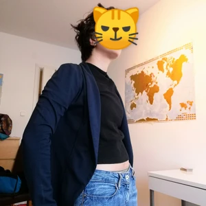 Marinblå tunn jacka - Står 38 på jackan men den är rätt fitted så skulle säga att den passar mer som en 36