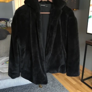 Fake päls jacka - En super mysig svart päls(fake päls) jacka ifrån zara