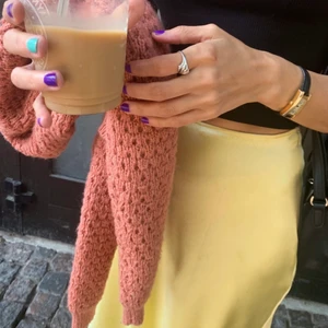 💛Gul lång kjol från Zara💛 - Kjolen kommer från Zara💛 den har några trådar som sticker ut har och där men det syns knappt, inte ens på bild💕 frakt tillkommer, den är lite lös på min midja och jag har storlek XS