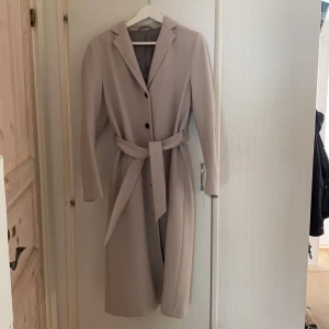 Jättefin knappt använda beige kappa från Filippa K - Säljer denna fina kappan som knappt är använd. Säljs då den inte kommer till användning. Kan hämtas upp i Stockholm!