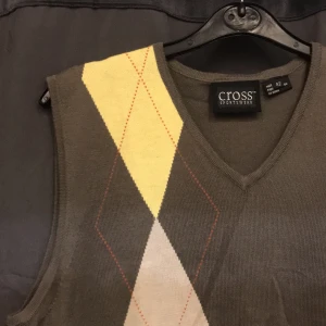 Stickad väst - Snygg stickad väst från Cross. Hör av er om ni vill ha bättre bilder🥰