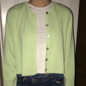 Grön kofta i nyskick - Säljer denna snygga och trendiga gröna kofta från Zara då den inte kommer till användning. Endast använd en gång och i nyskick. Storlek M men jag är vanligtvis en S/XS så skulle säga att den passar det också:) köpare står för frakt