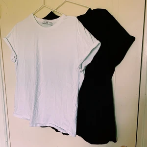 Svart och vit t-shirt från NAKD  - Fint skick, frakt tillkommer.