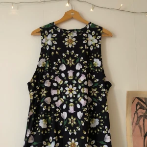 Klänning Textile Federation  - Superfin klänning/långt linne. Köpt för flera år sedan på Urban Outfitters, men av märket Textile Federation. Mjuk i tyget. Rätt kort som klänning men funkar! Storlek 40, men funkat fint på mig som klänning - jag är 169 cm lång, och brukar ha strl. 38. Frakt tillkommer & betalas av köparen. 