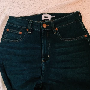 Mörkblåa jeans från lager 157 - Fint skick, frakt tillkommer.