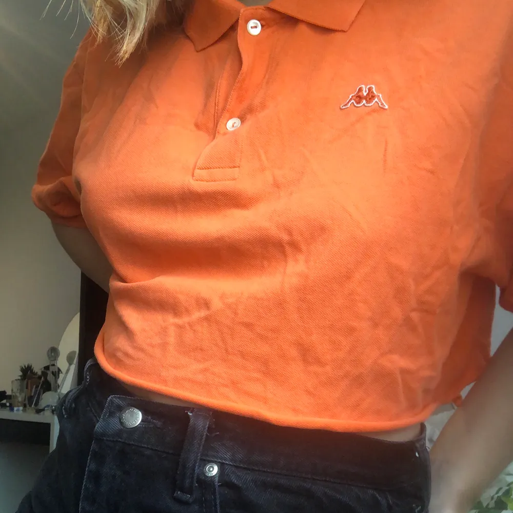 Croppad skjorta från märket Kappa som är köpt second hand! 🧡 Storlek Xl men väldigt kort så passar nog bäst på mindre storlekar🧡. Skjortor.