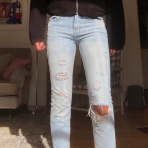 Zara jeans storlek 34 - Jag säljer mina zara jenas. De är använda en gång men har tvättat de några gånger i hopp om att krympa de lite! De är i storlek 34. Fint skick o superfin ljusblå färg! Skriv i DM om du är intresserad💘