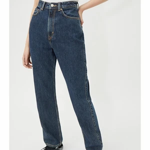 BYTE: Weekday Rowe Win Blue 27/30 - Önskar i första hand byta mina nya Weekday Rowe i färgen Win Blue i strl 27/30 mot strl 26/30, då jag efter en tvätt upptäckt att de är för stora för mig. Kan även tänka mig att sälja, då för 350 kr + frakt. Har endast testats en gång och tvättats. 