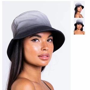 Bucket hat - En bucket hat från Madlady som inte finns att köpa längre. Aldrig använd. Frakt tillkommer, antingen spårbart eller med frimärken.