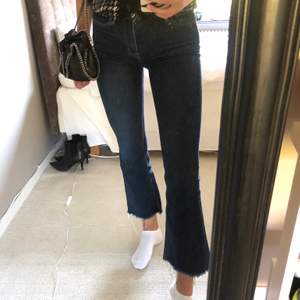 Ett bar asballa mörkblåa croppade jeans från Crocker! Använd ett fåtal gånger✨ De är stretchiga i materialet men ser fortfarande ut att vara i ett hårt jeansmaterial vilket är väldigt snyggt! I storlek 25, passar en XS-S Buda i kommentarerna om du kan köpa direkt💫 