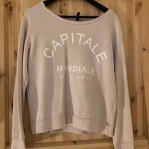 Tröja - fri frakt  - Ljusrosa tröja, anvönd ett par gånger. Varm och mysig, skönt material perfekt till hösten. 