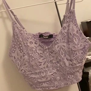 Lila ”spets” linne - Ett supergulligt pastellila linne från Bikbok, köptes för nästan 3 månader sedan men inte kommit till användo då den är för liten för mig. 90 + frakt. Frakten kostar 22, alltså blir det 112 kr sammanlagt!