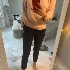  - Supersnygga blå vit randiga kostymbyxor från Asos, storlek 36 och aldrig använda! 