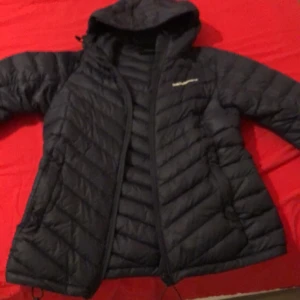 Peak performance jacka, dam strl S - Jätte bra skick endast använt några få gånger under två månaders period, säljer pga av att jag inte har någon användning av den fick en ny jacka. Nypris 2800kr köpt på sportamore