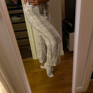 Pyjamasbyxor från H&M storlek L - Jättemysiga pyjamasbyxor från H&M i storlek M som knappt är använda då dom är lite stora i midjan å rumpan och bara har lagat och tagit plats i garderoben. Säljs för 100kr + frakt💕